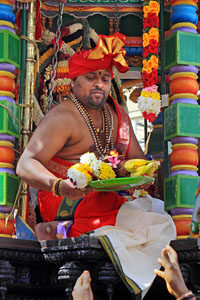 UK, LONDON, Hare Krishna, Rathayatra Festival, priest receiivng offerings, Wembley, UK34522JPL A 200