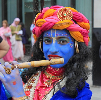 UK, LONDON, Hare Krishna, Rathayatra Festival, procession, girl dressed as a deity, UK30671JPL A 345