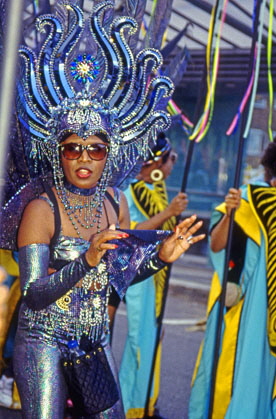 UK, LONDON, Notting Hill Carnival, parade, costumed dancer, UK10220JPL 4000 A 419 deep