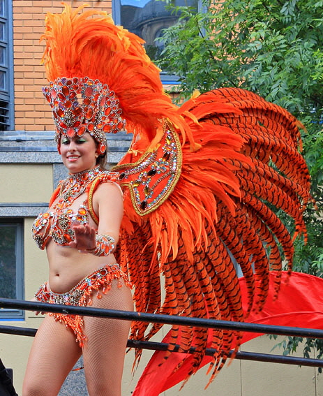 UK, LONDON, Notting Hill Carnival, parade, costumed dancer on float, UK29865JPL 4000 A 545 wide