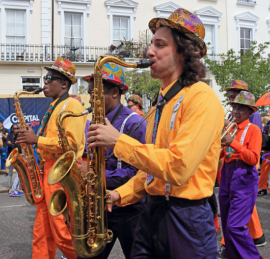 UK, LONDON, Notting Hill Carnival, parade, musicians, UK25187JPL A 530 wide