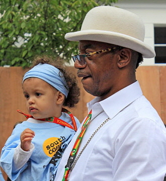 UK, LONDON, Notting Hill Carnival, parade, participant and child, UK25194JPL A 385