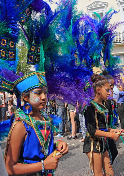UK, LONDON, Notting Hill Carnival, parade, participant in colourful costume, UK41281JPL 4000 A 400 wide