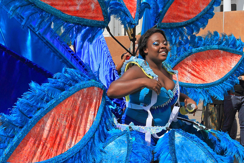UK, LONDON, Notting Hill Carnival, parade, participant in colourful costume, UK41289JPL A 850