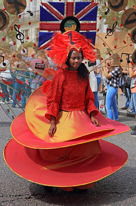 UK, LONDON, Notting Hill Carnival, parade, participant in colourful costume, UK41305JPL A 466 wide
