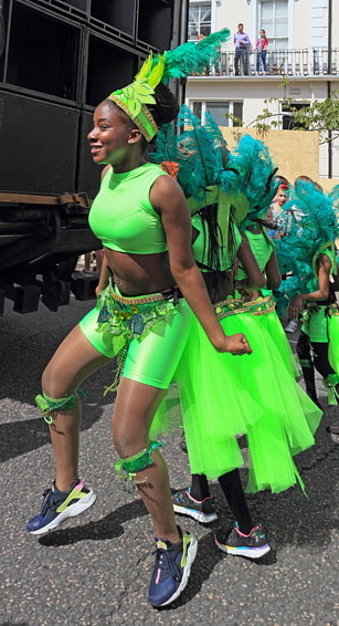 UK, LONDON, Notting Hill Carnival, parade, participant in costume, dancing, UK41285JPL A 400 wide