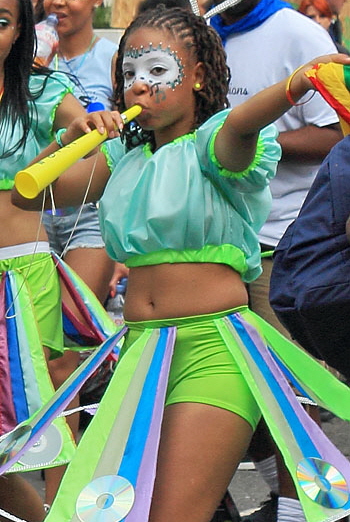 UK, LONDON, Notting Hill Carnival, parade, participants in costume, UK41295JPL 4000 A 350 wide