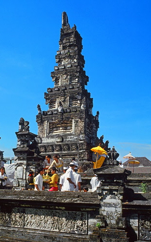 Indonesia, BALI, Denpasar, worshippers with offerings at a temple, BAL644JPL A 350