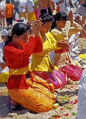 Indonesia, BALI, Kuta Beach, Melasti Festival, women in ritual dress in worship, BAL614JPL A 320