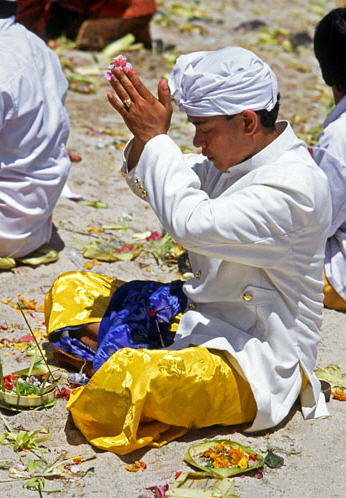 Indonesia, BALI, Kuta Beach, Melasti Festival, worshipper in prayer, BAL616JPL A 380
