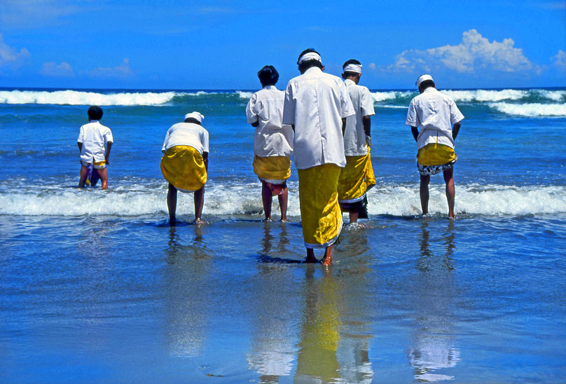 Indonesia, BALI, Kuta Beach, Melasti Festival, worshippers in ritual cleansing, BAL680JPL 808