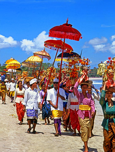 Indonesia, BALI, Kuta Beach, Melasti Festival procession, BAL609JPL A 375