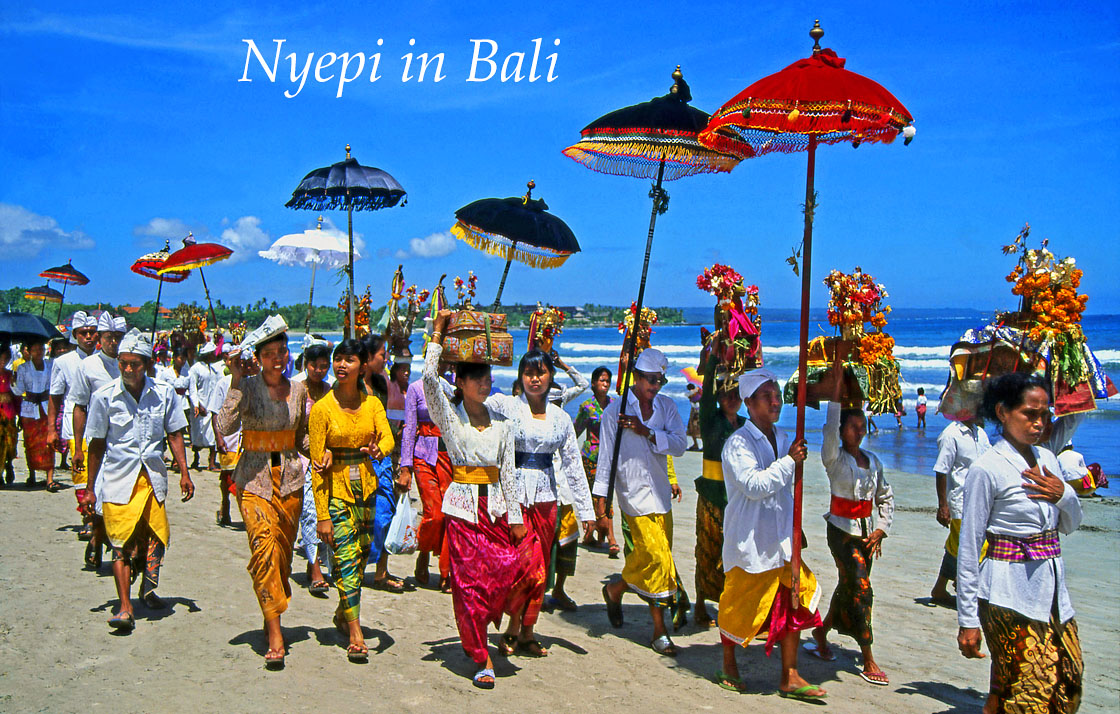 Indonesia, BALI, Kuta Beach, Melasti Festival procession, BAL684JPL A 1120 Tttle