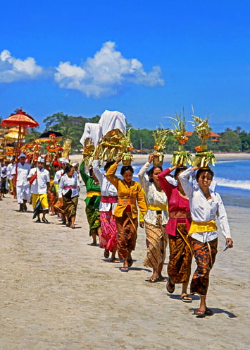 Indonesia, BALI, Kuta Beach, Melasti Festival procession, people carrying offerings, BAL604JPL A 375