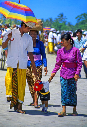 Indonesia, BALI, Kuta Beach, couple and child during Melasti Festival, BAL671JPL A 370