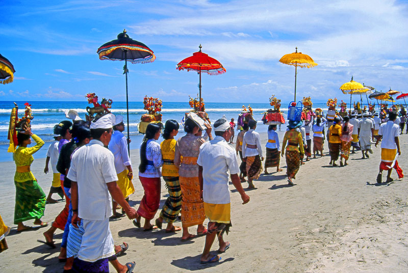 Indonesia, BALI, Kuta beach, Melasti Festival parade, BAL684JPL A 800