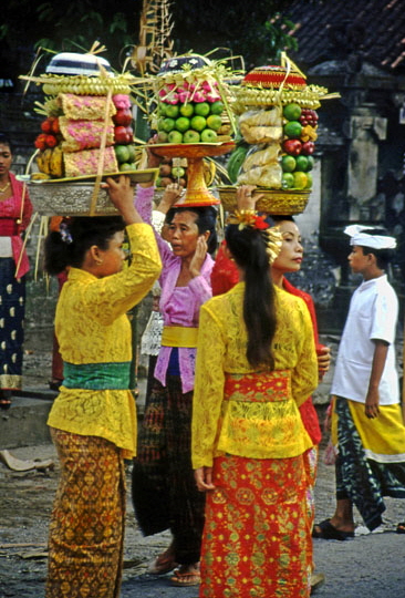 Indonesia, BALI, worshipper with fruit offerings, during festival time, BAL732JPL A 380