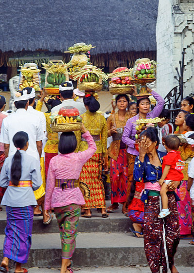 Indonesia, BALI, worshippers in ritual attire carrying offerings (to temple), BAL627JPL 4000 A 561 deep
