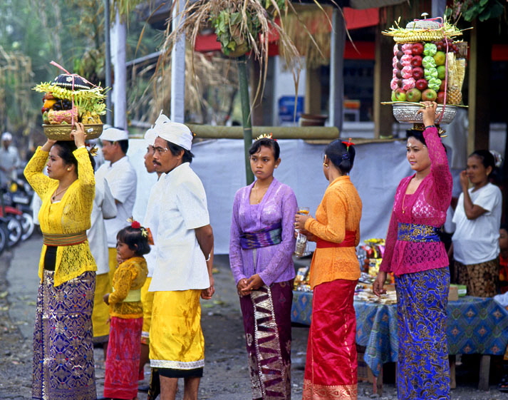 Indonesia, BALI, worshippers in ritual dress, carrying offerings (to temple), BAL626JPL A 750