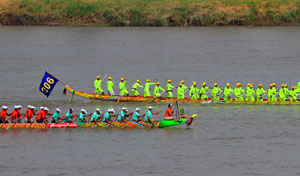 CAMBODIA, Phnom Penh, Water Festival, racing boats, Tonle Sap River, CAM1527JPL A 300