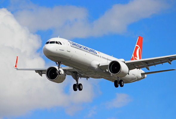 UK, LONDON, Heathrow Airport, landings, Turkish Airlines, Airbus A320 aircraft, UK37583JPL 600