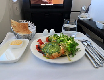 Starter with salad and Lebanese bread 420