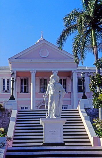 BAHAMAS, Nassau, Government House and Columbus statue, BAH162JPLA 370
