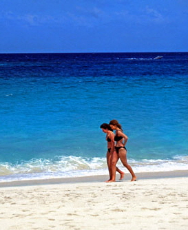BAHAMAS, New Providence Island, Cable Beach and two tourists walking, BAH259JPLA 320