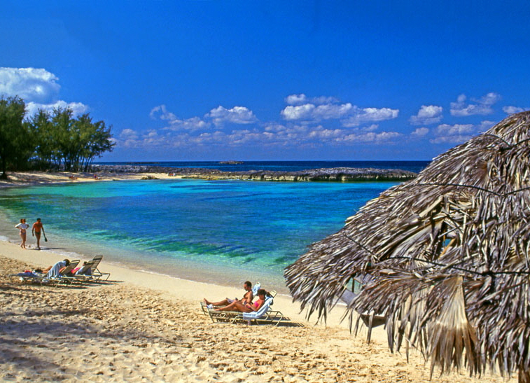 BAHAMAS, Paradise Island, beach and sunbathers, BAH249JPLA 547 deep