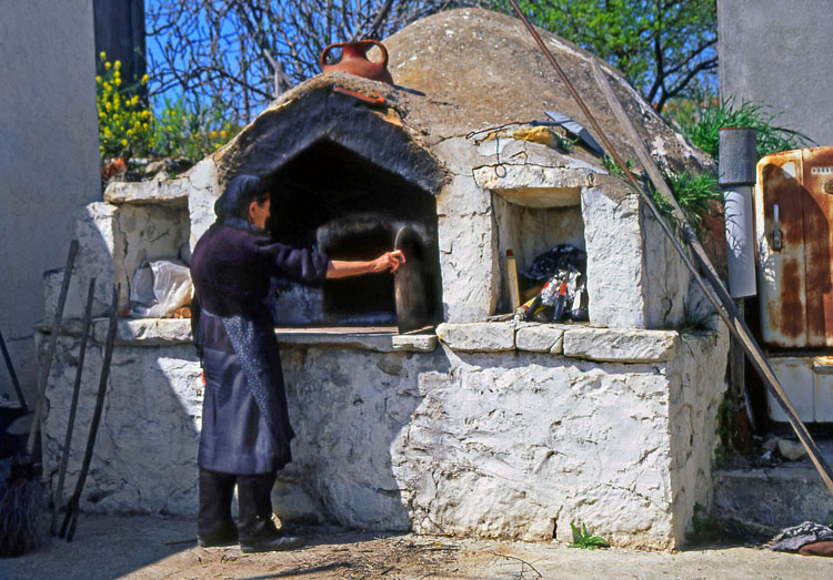 CYPRUS, Paphos area villages, KATHIKAS, traditional limestone oven, CYP440JPL A 750