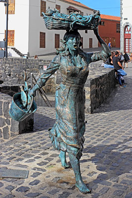 Canary Islands, TENERIFE, Puerto de la Cruz, Fisherwoman sculpture, SPN1687JPL 400 deep
