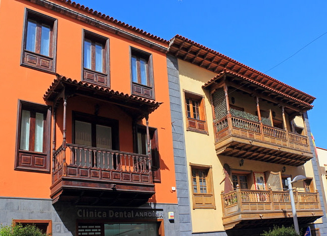 Canary Islands, TENERIFE, Puerto de la Cruz, building with traditional wooden balconies, SPN1671JPL 700