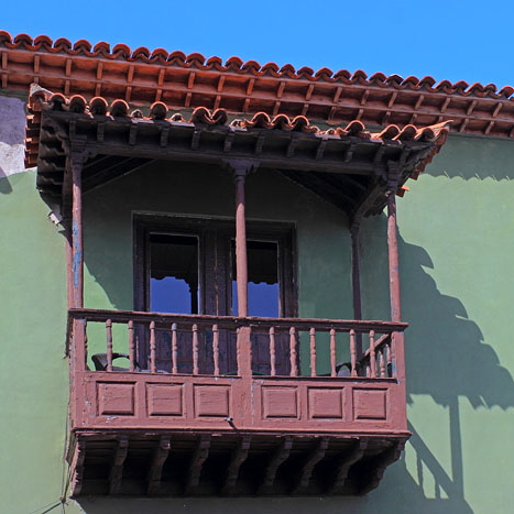 Canary Islands, TENERIFE, Puerto de la Cruz, building with traditional wooden balcony, SPN1666JPL 467 deep