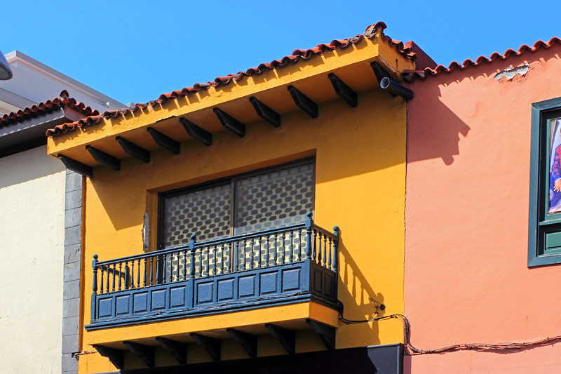 Canary Islands, TENERIFE, Puerto de la Cruz, building with traditional wooden balcony, SPN1667JPL 800