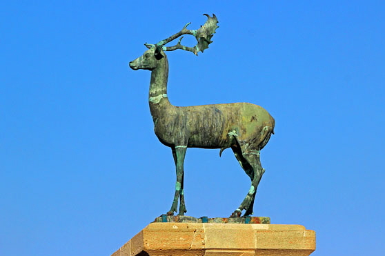 RHODES, Rhodes Town, Mandraki Harbour, column with Deer (stag) sculpture, GIS1713JPL 570