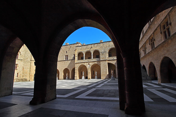 RHODES, Rhodes Town, Old Town, Palace of the Grand Master, courtyard, GIS1462JPL 750