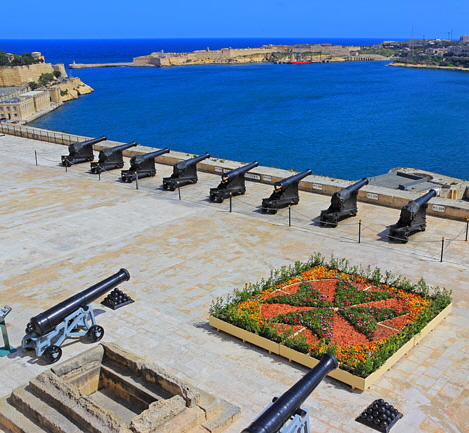 MALTA, Valletta, Upper Barrakka Gardens, Saluting Battery, and grand harbour view, MLT856JPL 433 deep
