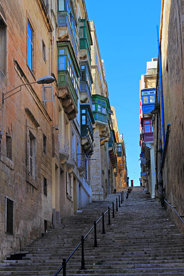 MALTA, Valletta, steep street scene, MLT893JPL 370