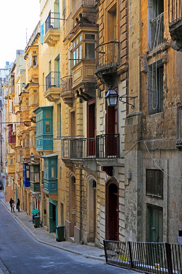 MALTA, Valletta, steep street scene, MLT894JPL 370