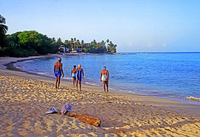 BARBADOS, West Coast, Barbadians walking along beach, BAR467JPL A 700