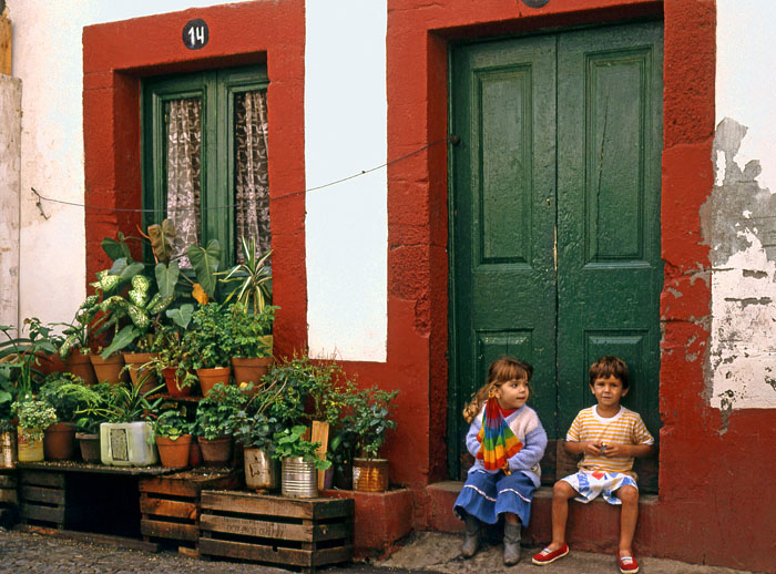 MADEIRA, Funchal, Old Town houses and two chidlren, MAD1153JPL  A 700