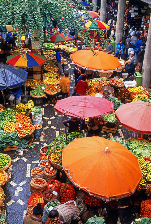 MADEIRA, Funchal Market, fruit and vegetable stalls under parasols, MAD1068JPL  A 725 deep