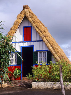 MADEIRA, Santana village, Palheiro (traditional thatched house), MAD152JPL A  250