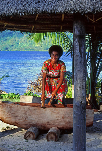 FIJI, Taveuni, Matagi (Matangi) Island, Fijian Drum Call (announcing meal time), FIJ893JPL 4000 A 525 deep