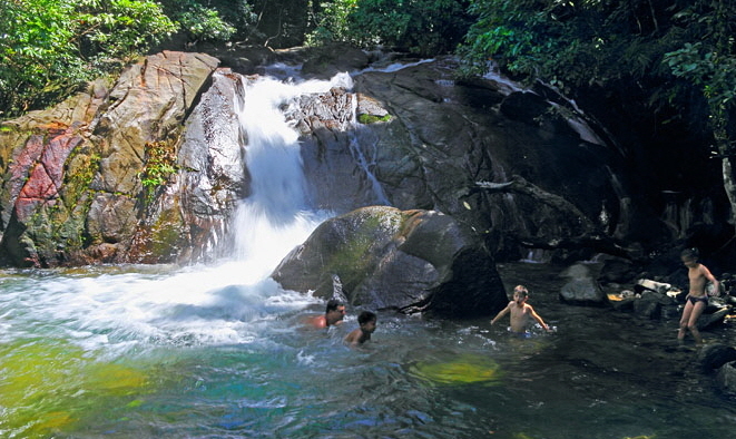 THAILAND, Phang Nga Province, KHAO LAK, Ton Pling Waterfall, and tourists, THA4462JPL A 700