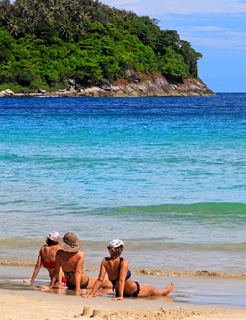 Thailand, PHUKET, Kata Beach, holidaymakers enjoying the sea, THA3707JPL A 400