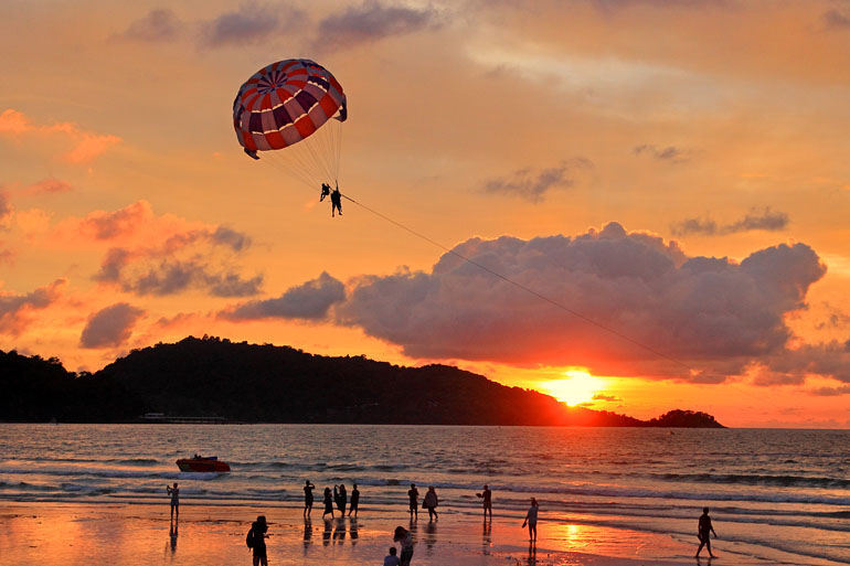 Thailand, PHUKET, Patong Beach, sunset, dusk, Parasailing, THA4072JPL A 770