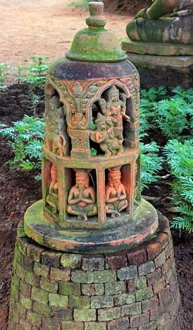 Thailand, PHUKET, Wat Chalong, temple site gardens, statue, THA3942JPL A 467 deep