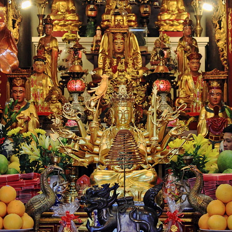 Vietnam, HANOI, Dien Huu Temple site (by One Pillar Pagoda), shrine room, VT1691JPL A 700