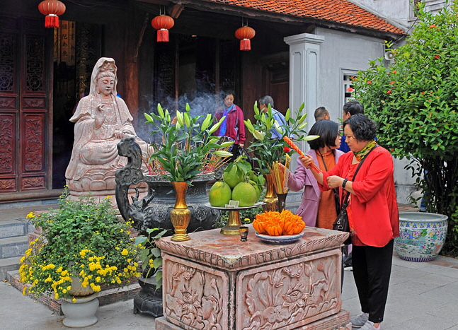 Vietnam, HANOI, Dien Huu Temple site, courtyard and worshippers, VT1680JPL A 700